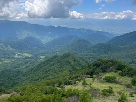 新緑の山々、遠く街並み