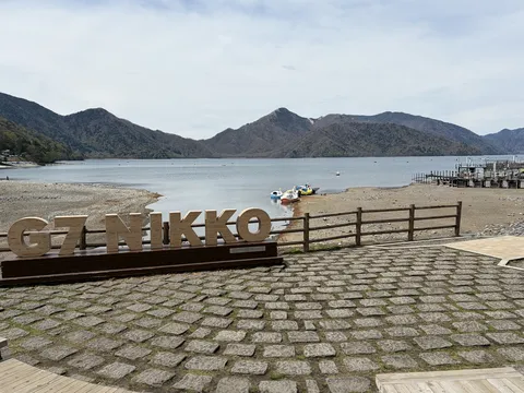 G7日光の看板と湖の景色