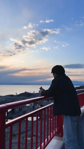 夕暮れの海辺、旅情