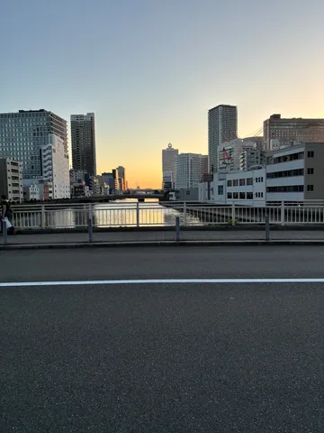 夕景と水路の微かな対話