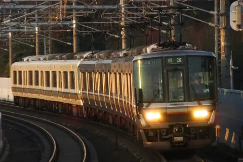 夕陽に照らされる回送列車