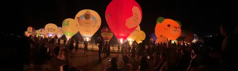 夜空に浮かぶ光のバルーンカーニバル