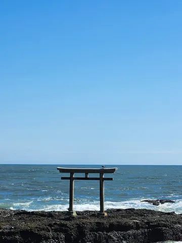 海辺の静かな鳥居