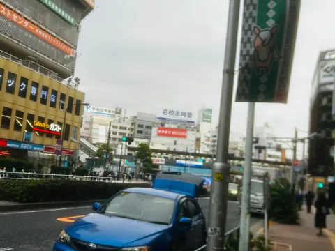 都会の日常、青い車の影