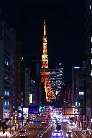 夜空を貫くオレンジの輝き