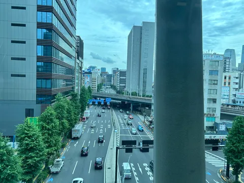 都会の緑と車の流れ