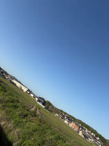 田園風景と青い空のコントラスト