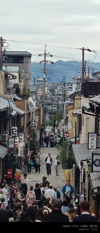 坂道の向こう、空と街のグラデーション