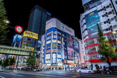 ネオン輝く夜の街角