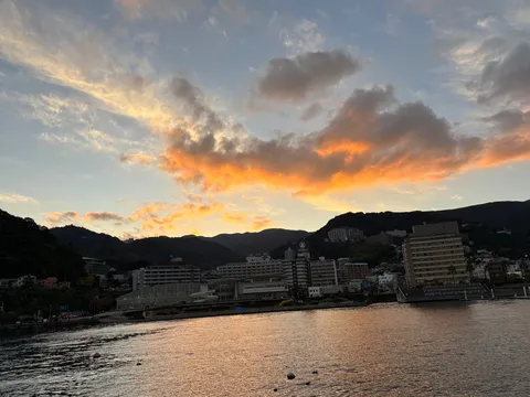 水面に映る夕焼け空