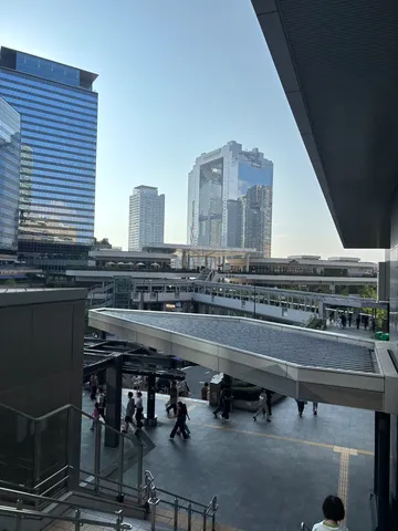 未来都市を歩く人々