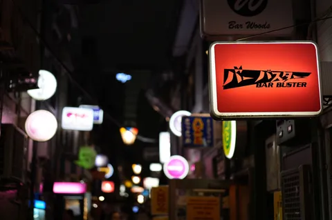 夜のネオン細道の刻印