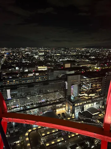 夜景に浮かぶ未来都市