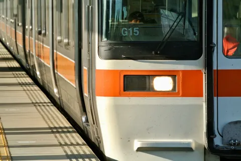 電車とホームのコントラスト
