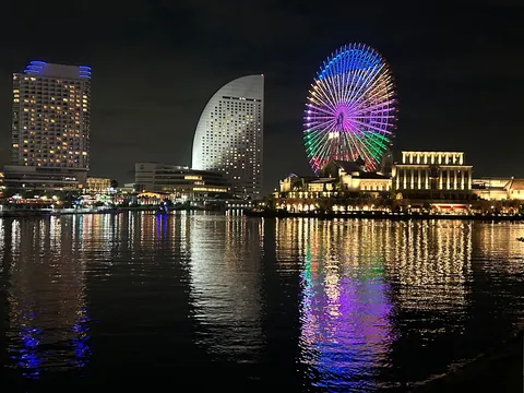 水面に映える七色の夜景