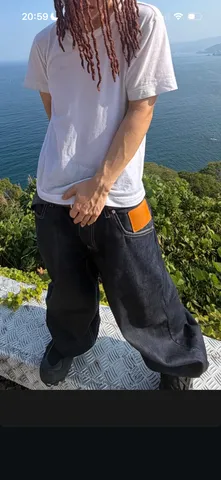 海辺の風とデニムのコントラスト