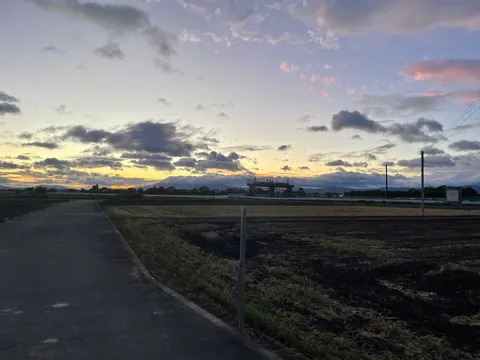 夕暮れの農道、静かな空のグラデーション
