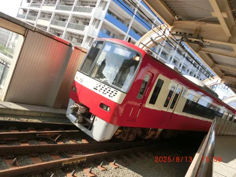 駅に滑り込む赤い閃光