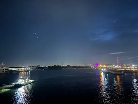 港町の夜景と海を駆ける船