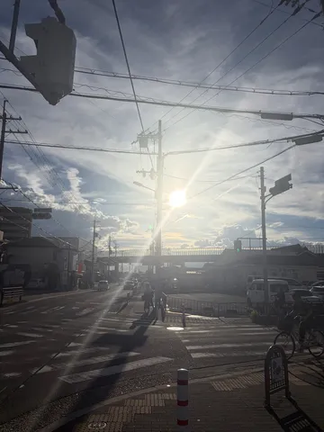 光と影が交錯する、夕暮れの交差点