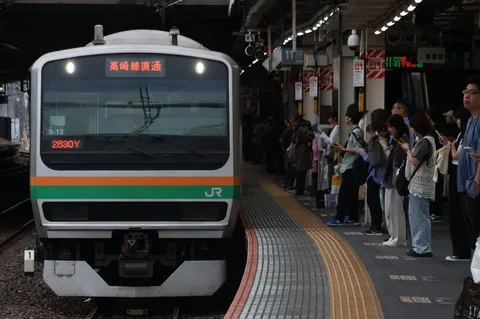 停車中の列車と乗客たち