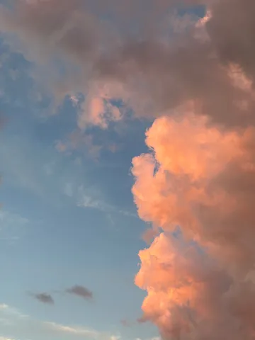 夕暮れの風に染まる雲影