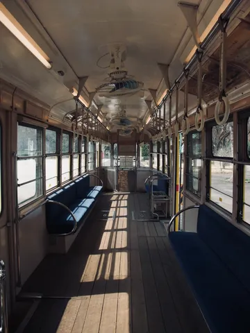 列車内に落ちる影の気配