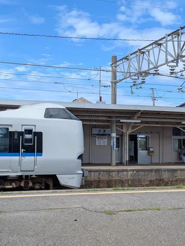 静寂の駅に滑り込む白い列車