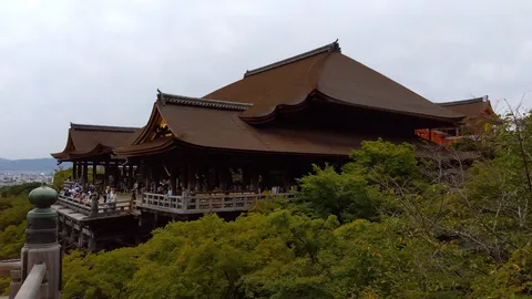山上の木造伽藍の風景