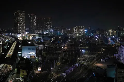 眠らない街の鉄道夜景