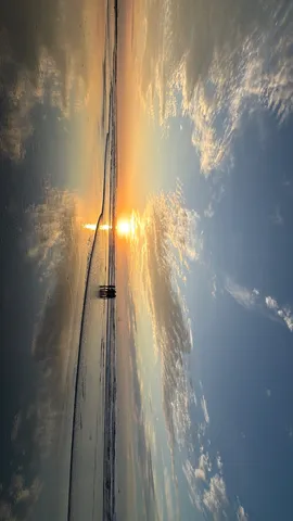 水平線と夕焼けのグラデーション