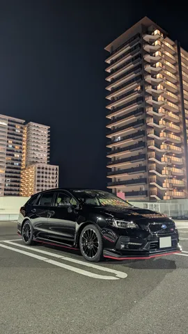 都会の夜、赤い閃光