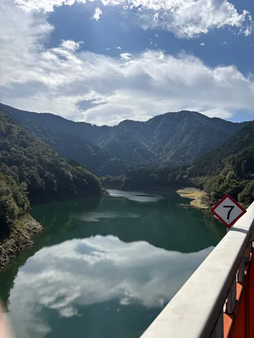 山々に抱かれた、静寂の湖面
