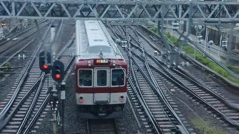 雨の鉄路に浮かぶ列車