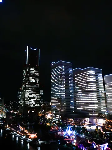 夜景と水辺の光遊戯