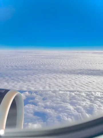 飛行機から見た空と雲の海
