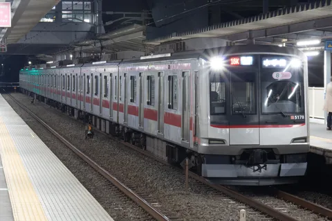 真夜中の電車、眩しすぎ問題