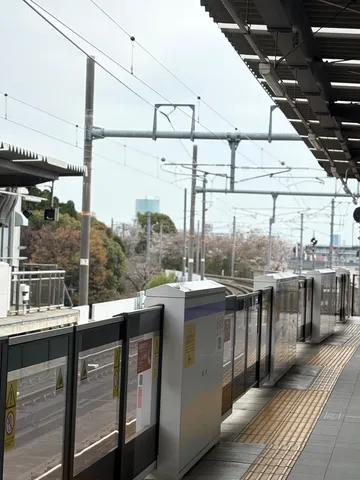 雨上がり、静けさの駅