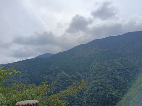 深緑の山並みと静かな空気