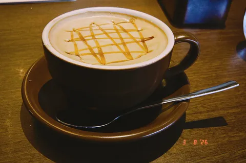 格子模様が目を引くカフェラテ