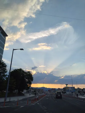 夕焼けの天使の梯子、信号待ち