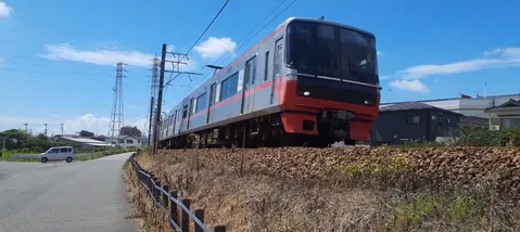 夏空と赤い特急列車
