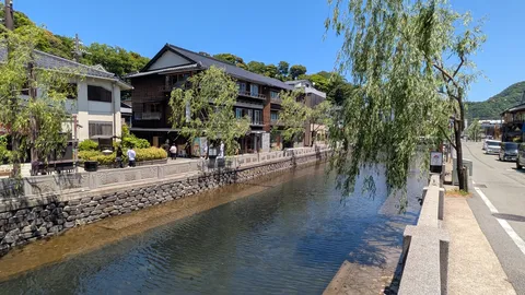 水辺の小径、風情ある街並み