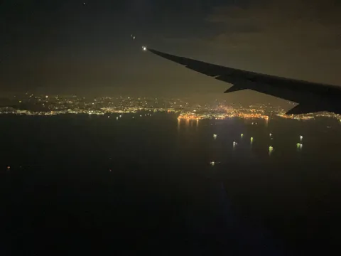 夜空を滑る光の軌跡