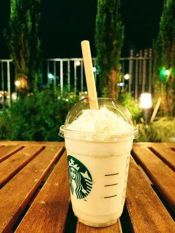 夜空の下、一杯の甘い誘惑