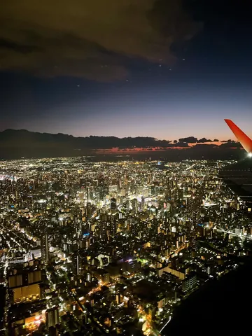 空からの夜景、地上の星々