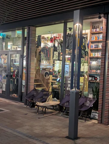 夜の街角、秘密基地のようなお店
