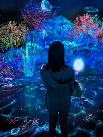 光る海の世界にダイブ
