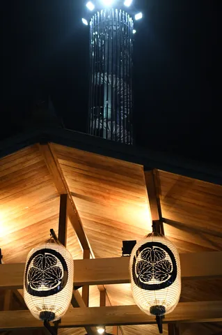 夜の塔と灯籠の影