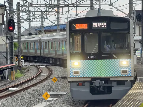 チェッカー柄の7010編成